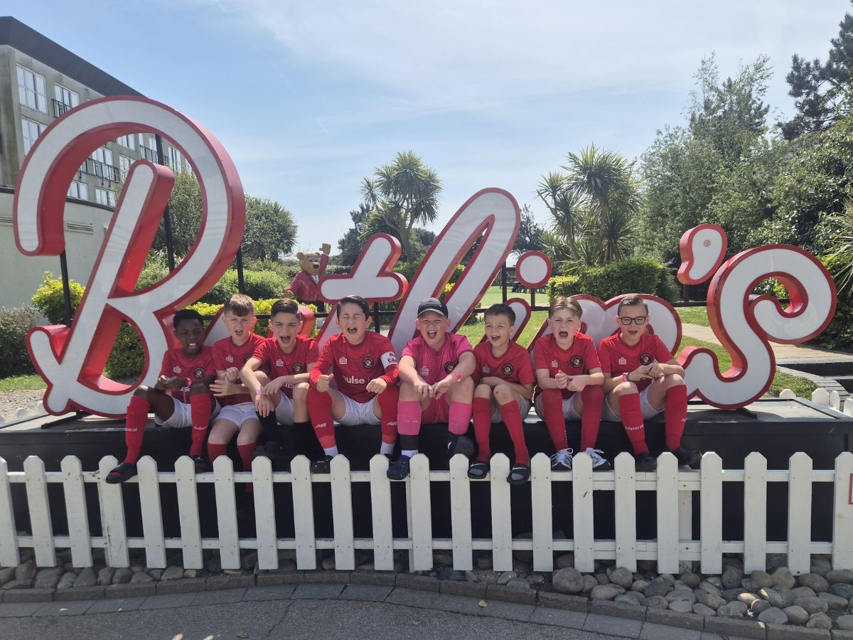 Ebbsfleet United Whites U10s team in front of the Butlins sign at ESF26 Tournament