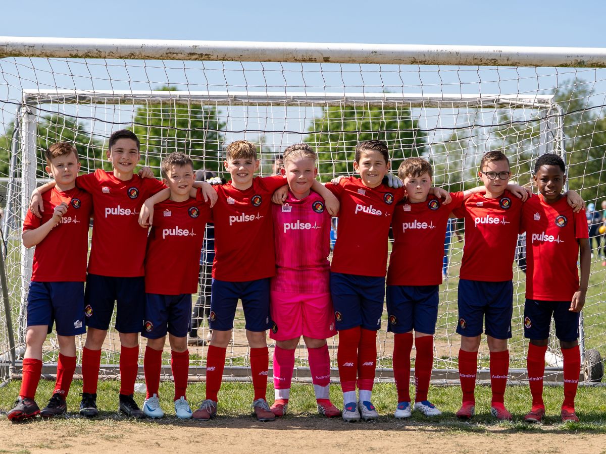 Ebbsfleet United Whites U10s team in front of the goal at SELKENT final